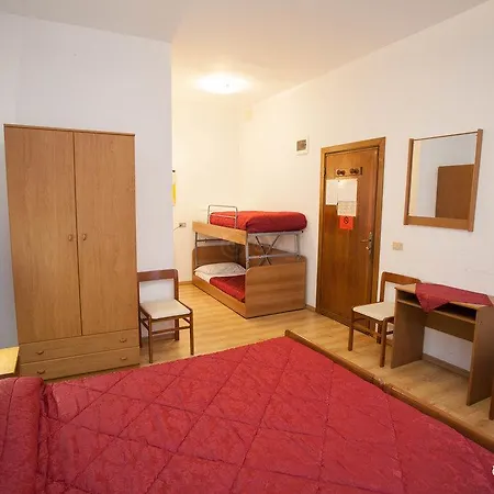 Hotel Caprera 2*